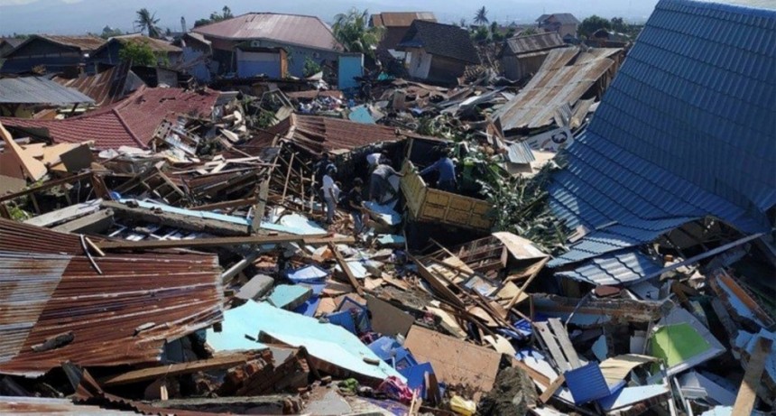 M&aacute;s de 800 muertos por los terremotos y el tsunami en Indonesia
