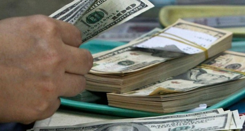 Desde este lunes rige la restricci&oacute;n en la compra de d&oacute;lares