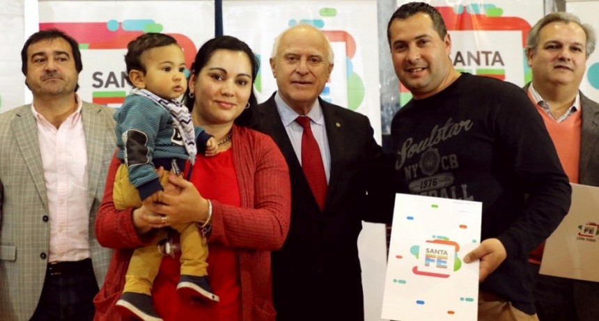 Lifschitz entreg&oacute; 331 escrituras a familias del departamento La Capital