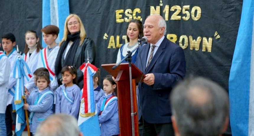 Lifschitz particip&oacute; del acto por el centenario de la Escuela Almirante Brown