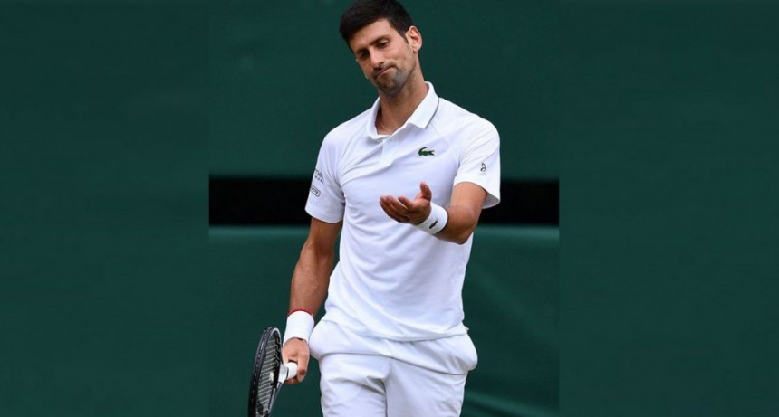 Papelón de Djokovic: fue descalificado por agredir a una jueza de línea