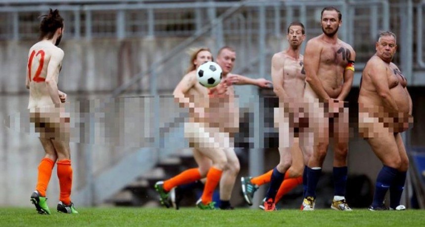 Juegan un partido de fútbol nudista para protestar contra la FIFA