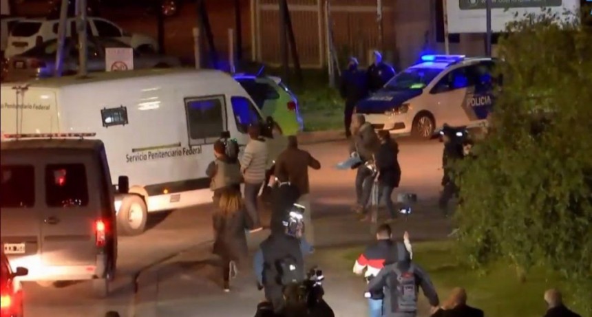 B&aacute;ez se retir&oacute; de Ayres de Pilar en medio de la protesta de los vecinos