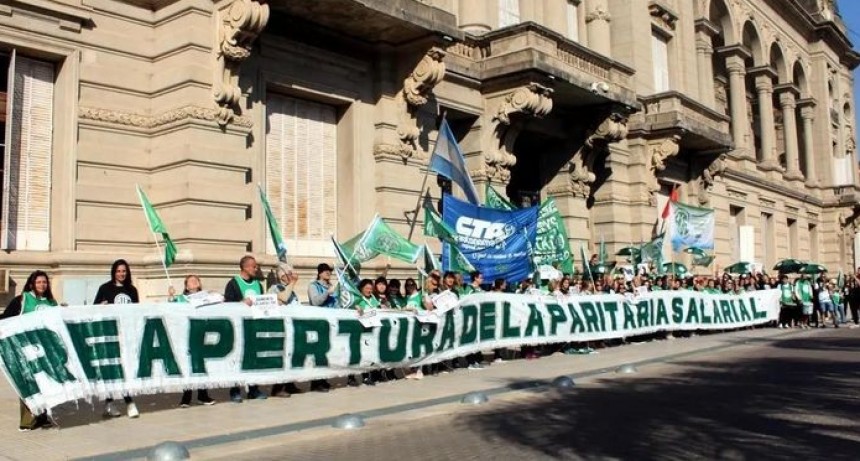 La provincia reabre hoy las paritarias y busca frenar el conflicto con los gremios