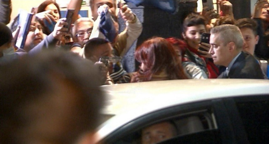 Intentaron matar a Cristina Kirchner en la puerta de su casa
