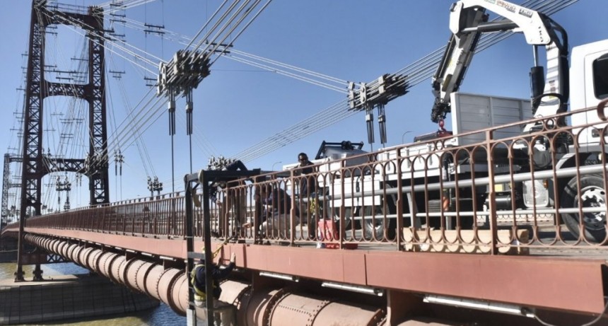 La Municipalidad refuerza el sistema lum&iacute;nico del Puente Colgante