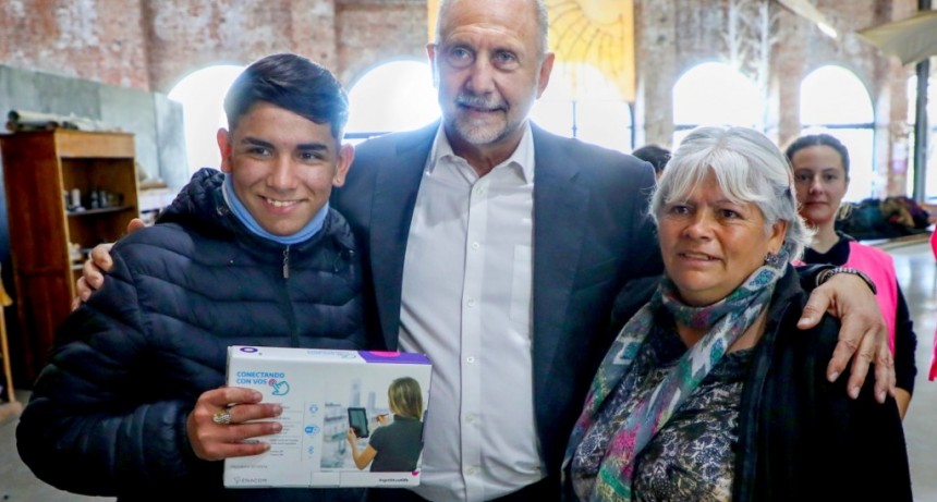 Perotti particip&oacute; de la entrega de m&aacute;s de 1000 tablets a j&oacute;venes en la ciudad de Santa Fe