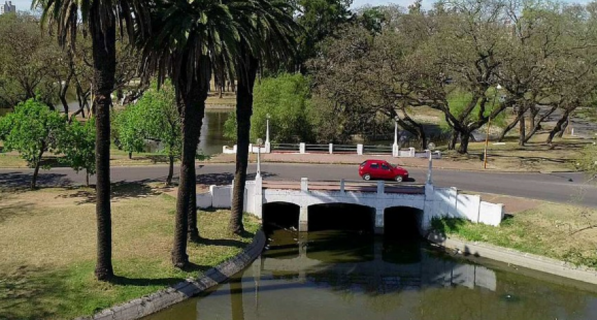 Colocan 30 nuevas columnas de iluminaci&oacute;n en el Parque Garay