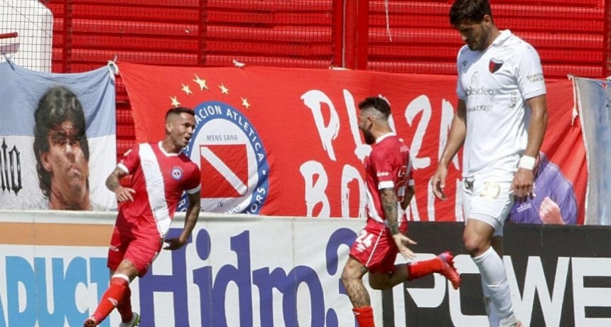 Argentinos gole&oacute; 4-0 a Col&oacute;n y sue&ntilde;a con pelear el titulo