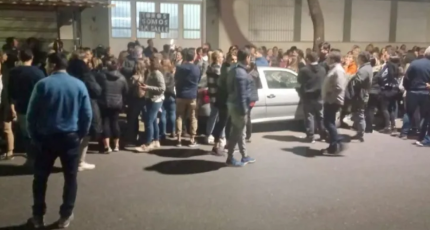 Nutrida concentraci&oacute;n frente al Colegio La Salle por el aumento de la cuota