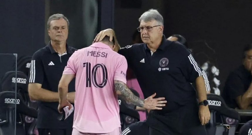 Atento Scaloni: Lionel Messi sali&oacute; sentido en el primer tiempo