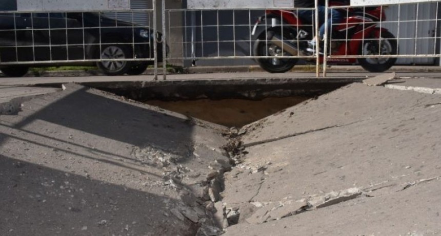 Analizan la oferta presentada para reparar el socav&oacute;n de Bv. Pellegrini y Urquiza