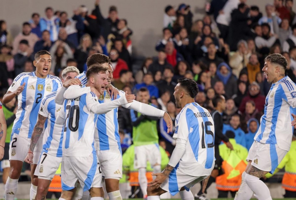 Argentina goleó a Chile en el “Monumental” y afianza su liderazgo