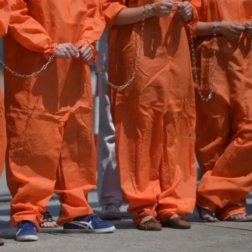 Santa Fe: desde hoy implementan uniforme naranja en presos de alto perfil