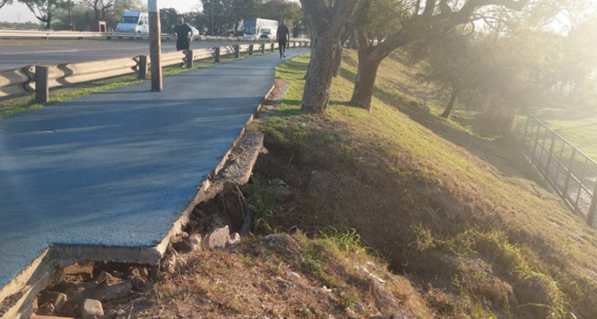 De nuevo se form&oacute; el socav&oacute;n en el lado oeste de Av. Mar Argentino