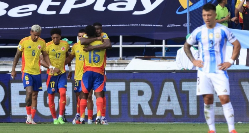 Con un pol&eacute;mico penal, Argentina cay&oacute; ante Colombia en Barranquilla