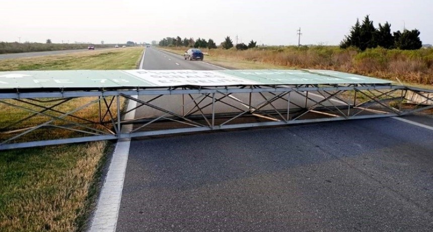 Se desplom&oacute; un enorme cartel sobre la autopista Santa Fe - Rosario