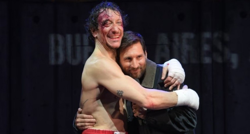 Lionel Messi revolucion&oacute; calle Corrientes en su visita a Rocky, la obra de Nicol&aacute;s V&aacute;zquez