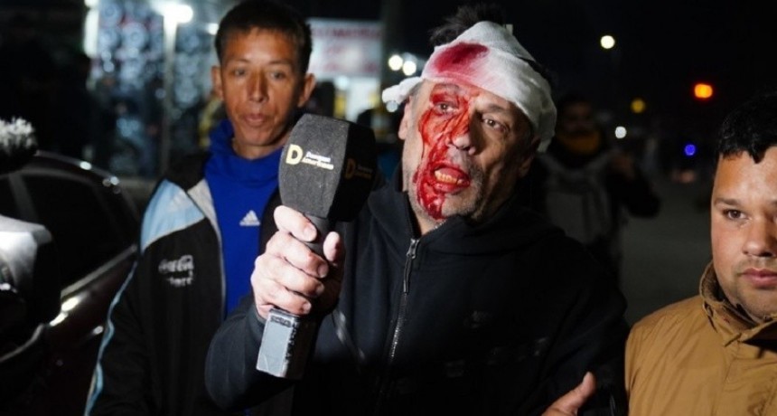 Un periodista recibi&oacute; un botellazo en la cabeza durante el acto de La Libertad Avanza en Moreno
