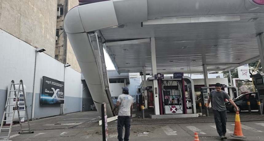 Se desplomó parte del techo de una estación de servicio en Boulevard y Alberdi