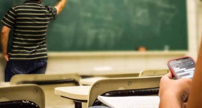 Santa Fe impulsa una nueva ley para limitar el uso de celulares en las escuelas