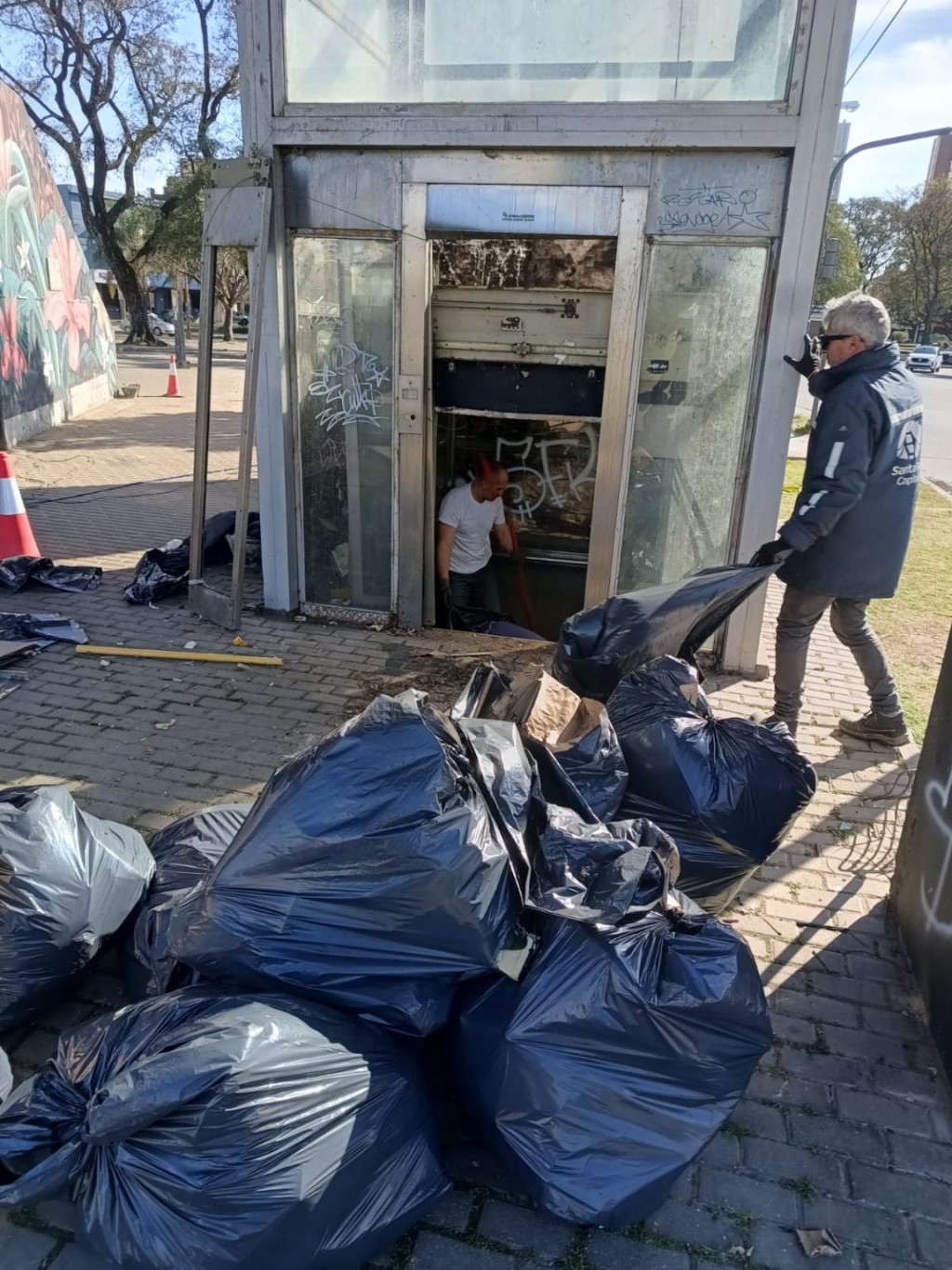 Limpian y ponen en valor el puente del Parque Alberdi