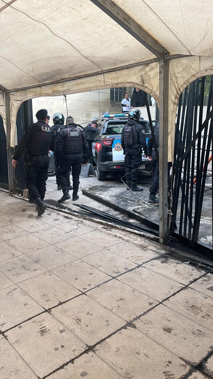 Patrullero termin&oacute; chocando contra el port&oacute;n de ingreso al Hospital Cullen