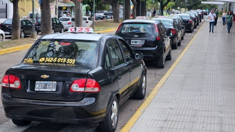Municipio y taxistas se reunieron para avanzar en la renovaci&oacute;n de la flota