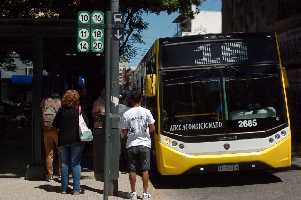 Colectivos en Santa Fe: UTA se declar&oacute; en estado de alerta y asamblea permanente en medio de negociaciones salariales
