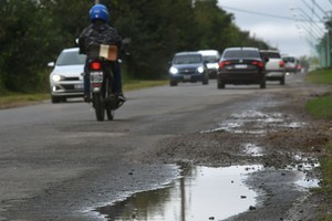 Vecinos de la zona de countries reclaman por los baches que se producen en la calzada