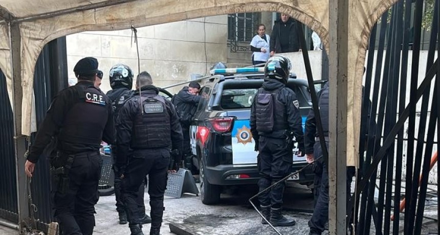 Patrullero termin&oacute; chocando contra el port&oacute;n de ingreso al Hospital Cullen