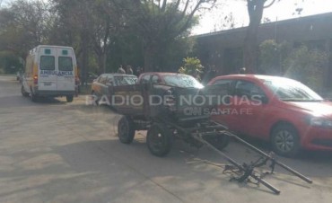 Perdi&oacute; el control del carro y choc&oacute; contra un auto