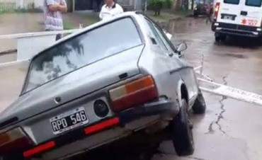 Un automovilista cay&oacute; dentro de un corralito