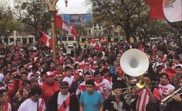 &iexcl;Banderazo peruano en Once!