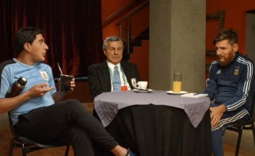 La reuni&oacute;n secreta entre Messi, Su&aacute;rez y Tab&aacute;rez, interpretada por Mart&iacute;n Bossi
