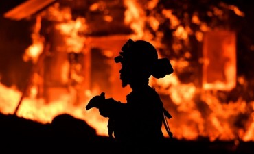 Se reavivaron los incendios en California: 21 muertos y 600 desaparecidos