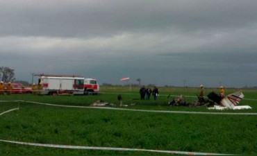 Una avioneta tocó un cable, cayó a tierra y murió el piloto