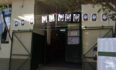 Empapelaron la escuela en nombre de Santiago Maldonado