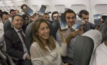 Regalaron celulares en un vuelo