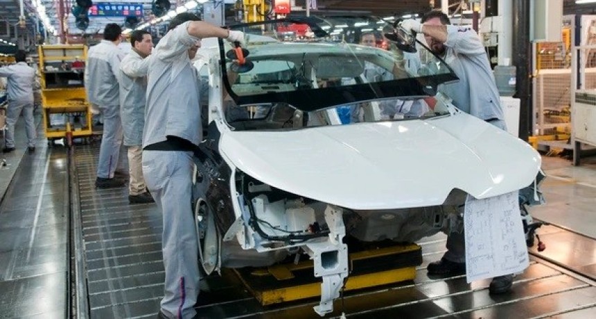 La producci&oacute;n de autos cay&oacute; 20,6% en septiembre