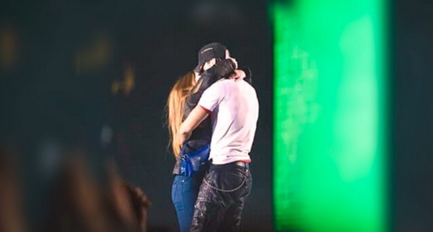 Enrique Iglesias y una fan&aacute;tica, a los besos y abrazos en Ucrania