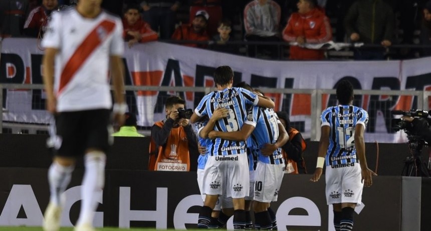 River cayó ante Gremio y está obligado a ganar en Brasil