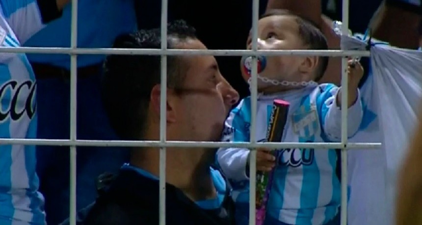 Le dieron una bengala a un beb&eacute; durante el partido entre Atl&eacute;tico Tucum&aacute;n e Independiente