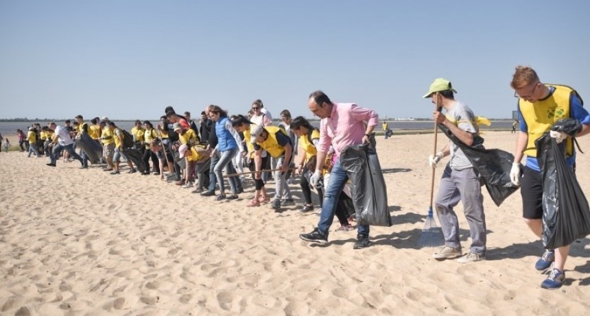 Comenz&oacute; la limpieza de playas