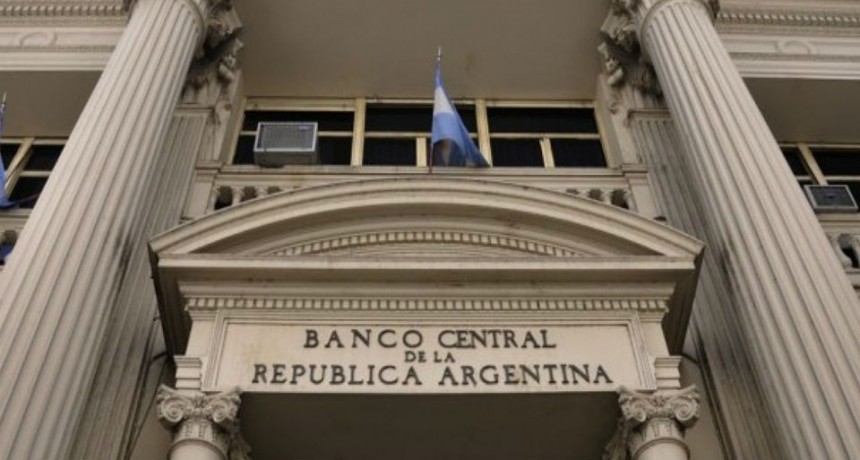 Cepo cambiario: limitan a 200 d&oacute;lares mensuales la compra de divisa