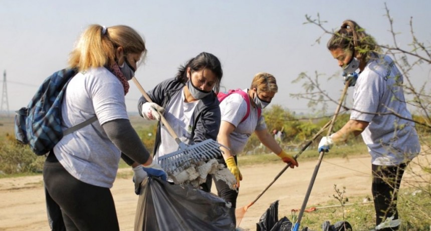 Un grupo de mujeres trabaja por un Alto Verde m&aacute;s limpio