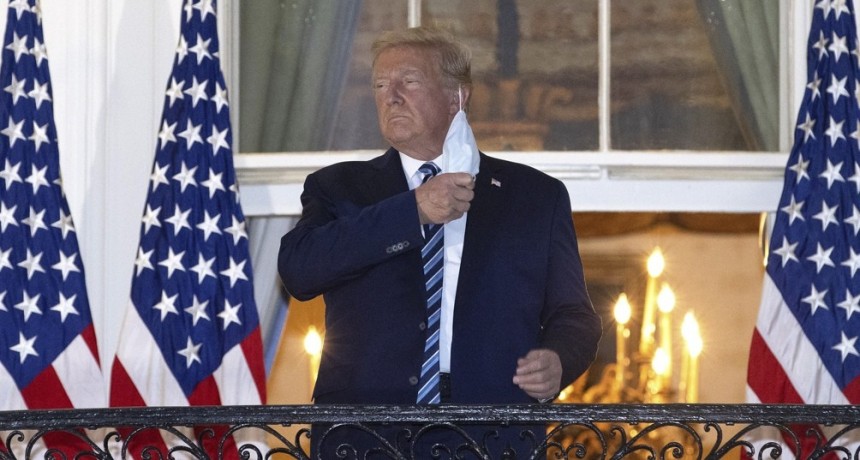 Trump fue dado de alta y se quit&oacute; el barbijo para saludar al ingresar a la Casa Blanca