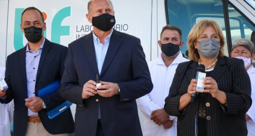 Perotti present&oacute; el primer lote de aceite de cannabis medicinal elaborado por el LIF