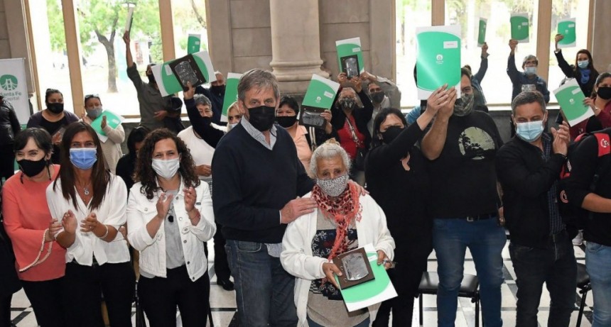 Jat&oacute;n entreg&oacute; las escrituras de sus viviendas a 50 familias de la ciudad
