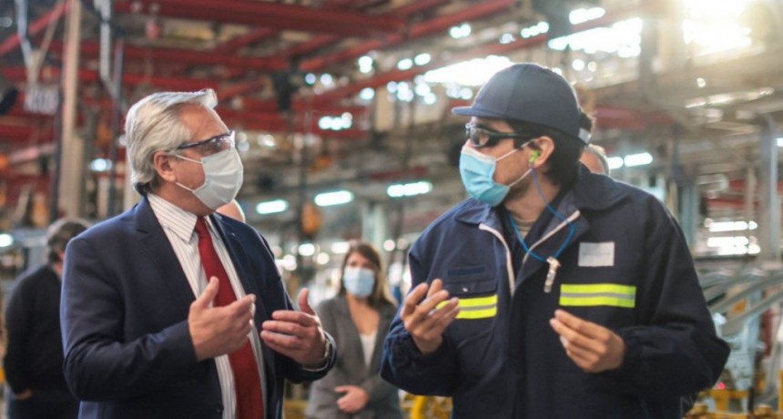 Fern&aacute;ndez firm&oacute; el decreto para convertir planes en empleo